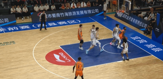 成都舞厅真实内情：200元一小时，吃饭逛公园看电影样样配齐