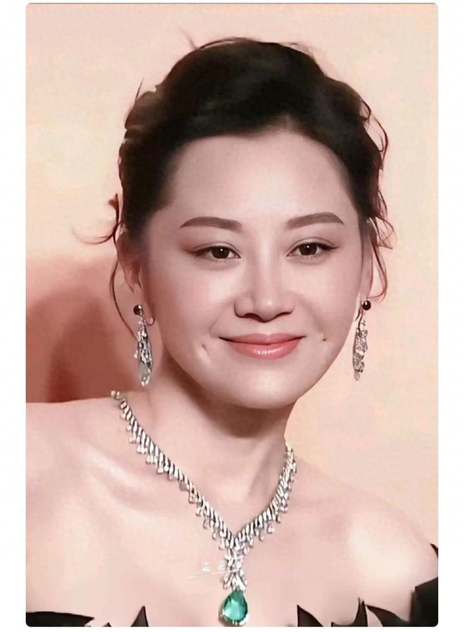 礼尚往来,梅西将本场比赛的落场球衣赠送给意大利名宿巴乔