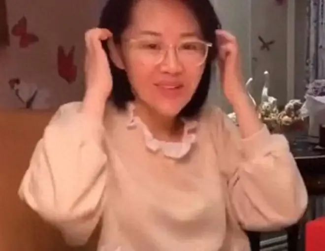 礼尚往来,梅西将本场比赛的落场球衣赠送给意大利名宿巴乔